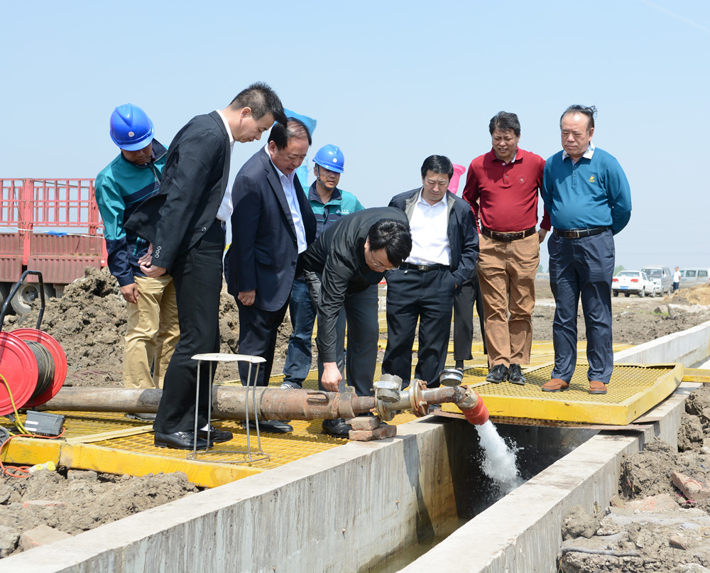 (兰宏良厅长在现场查看水温,水量)